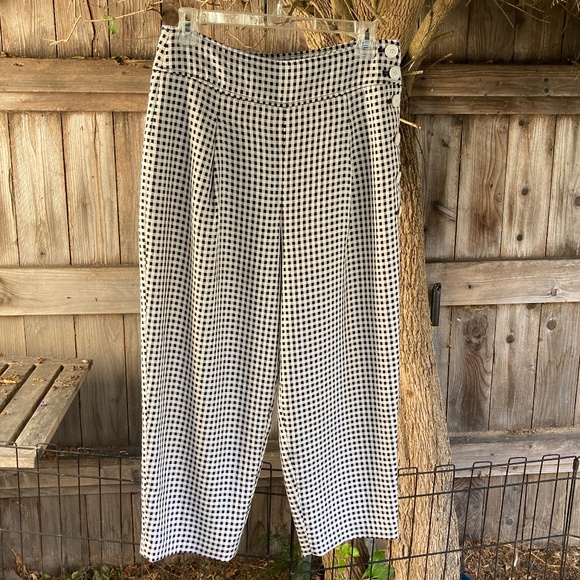 Black and White Cropped Pants by Club Monaco - Picture 5 of 9